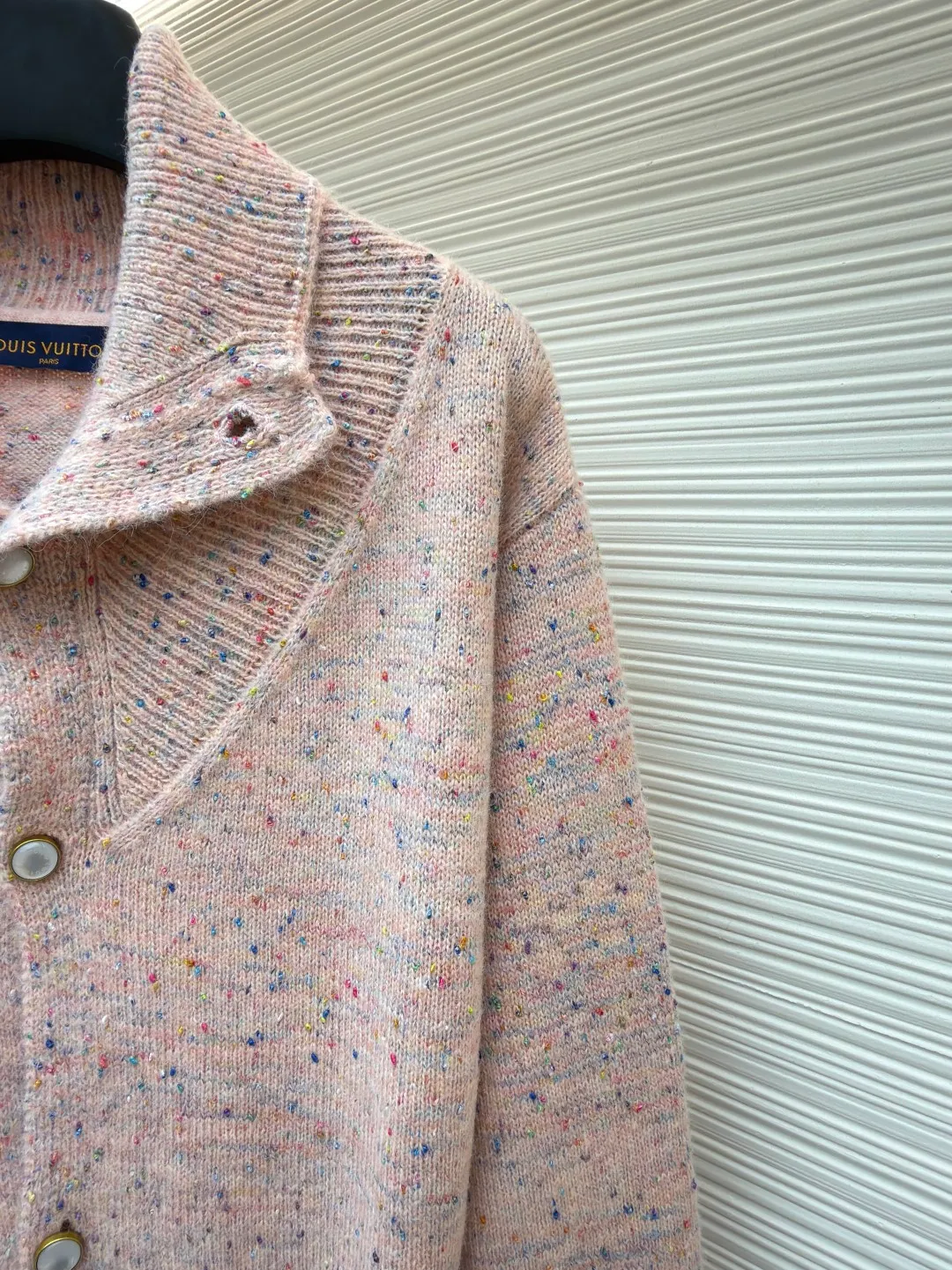 LOUIS VUITTON letter badge cherry blossom pink pearl button wool knitted cardigan ●Original version: purchased and developed for 15999 ●Item number: 1682371-C15 ●Fabric: wool fabric ●Technology: knitted production ●Color: cherry blossom pink ●Version: fitted version ●Weight: about 850 grams ●Size: S-M-L-XL ●Description: This Louis Vuitton SS26 spring and summer series tweed lapel cardigan is made of alpaca and merino wool blended tweed fabrics. It is made of cherry blossom pink variegated texture through a custom spinning and dyeing process. The fabric is raised and steam-set to form a fluffy and soft touch and is not easy to pill. The body adopts three-dimensional cutting technology, and the lapel has a thin shaping interlining built in to ensure that the collar is crisp and not collapsed. The custom metal buttons at the placket are polished and glazed for a delicate texture and anti-oxidation. The front patch pocket is hand-piped, and the stitching distance at the pocket is precisely controlled within 0.5cm, making it smooth and wrinkle-free. The cuffs and hem are trimmed with ribbing, which provides long-lasting elasticity and prevents loosening. The entire seam uses double-needle overlocking technology, with up to 12 stitches per inch, which is reinforced while maintaining beauty. The details combine the brand's exquisite knitting technology with the lightweight design concept of the spring and summer series. The overall wiring is straight and delicate, the fabric is comfortable and soft, and the color is consistent without color difference. It can be matched with the same style to create a fashionable look and control various occasions. Customized accessories, complete with three standards, same style for men and women!